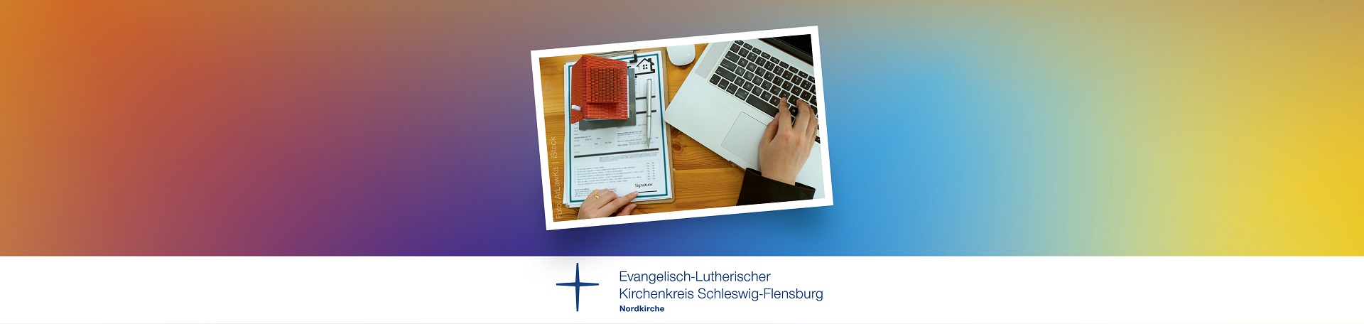 verschwommener Regenbogenfarbender Hintergrund mit einem Bild in der Mitte. Auf diems Bild befindet sich ein Laptop sowie Abrechnungsdokumente. Ein Mitarbeiter bearbeitet einen Sachverhalt