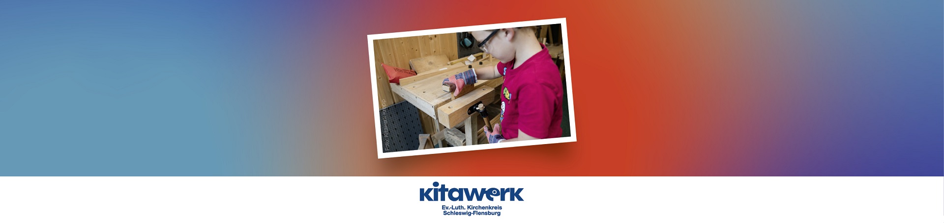 Blauer Hintergrund, der ins rote verläuft mit einem Kind, dass an einer Holzwerkbank spielt.