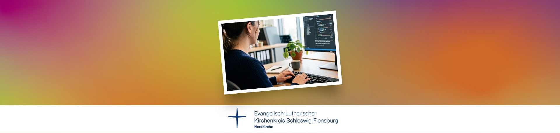 verschwommener Regenbogenfarbender Hintergrund mit einem Bild in der Mitte. Auf diesem Bild befindet sich ein PC mit einer Mitarbeiterin die arbeitet.