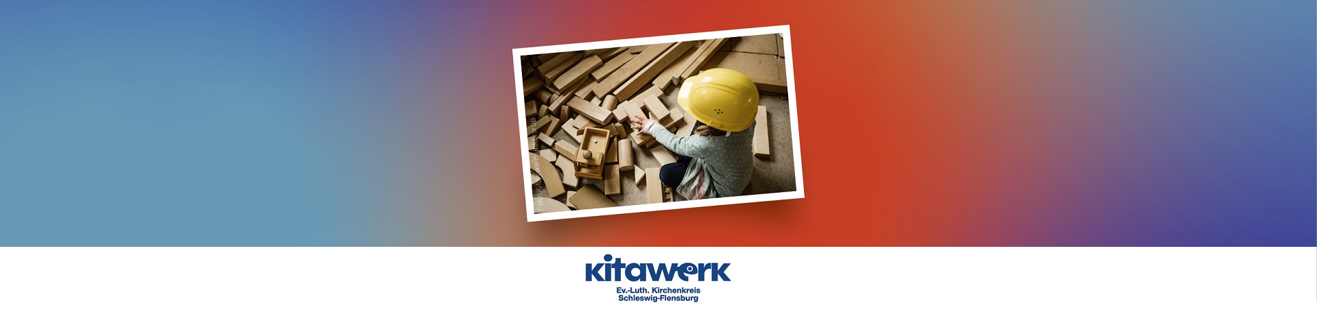 Blauer Hintergrund, der ins rote verläuft. Ein kleiner Junge mit Bauhelm spielt mit Holzklötzen aus der Holzwerkstatt