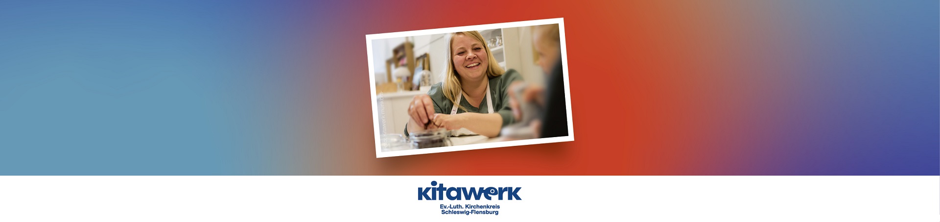 Blauer Hintergrund, der ins rote verläuft mit einer helfenden und sehr freundlich, lachenden Erzieherin. Sitz mit Kinder an einem Tisch und bereitet etwas zu