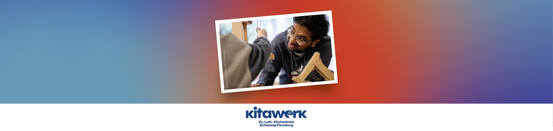 Blauer Hintergrund, der ins rote verläuft. Ein lächelnder Erzieher beugt sich zu einem Kind und bietet Unterstüzung an