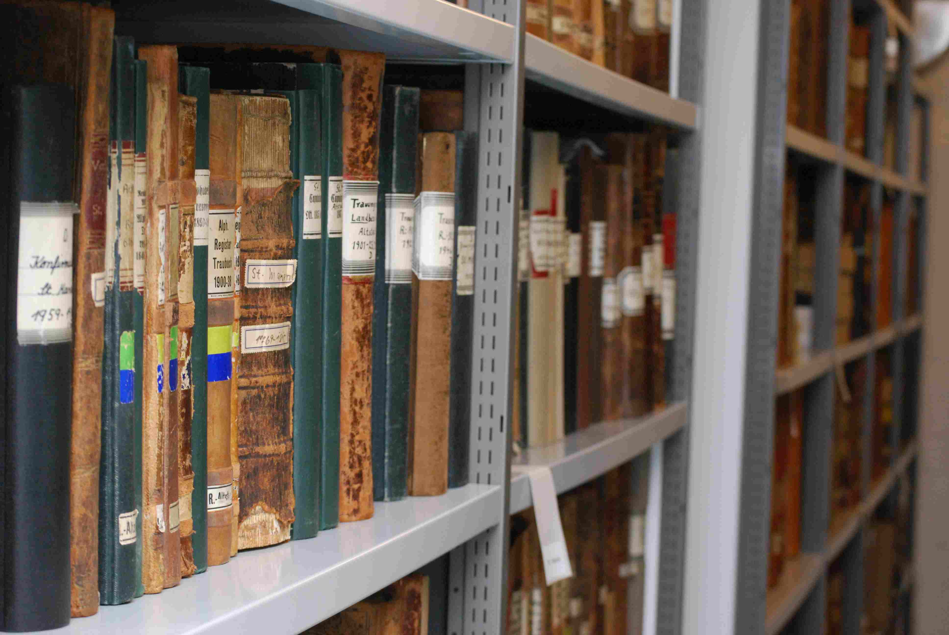 Bild Archiv Kirchenkreis RE, alte Kirchenbücher stehen Regal