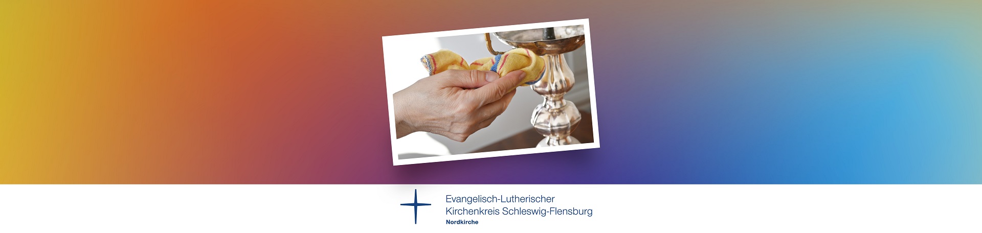 Hintergrund in Regenbogenfarben mit einem Bild in der mitte, indem ein Kelch gereinigt wird