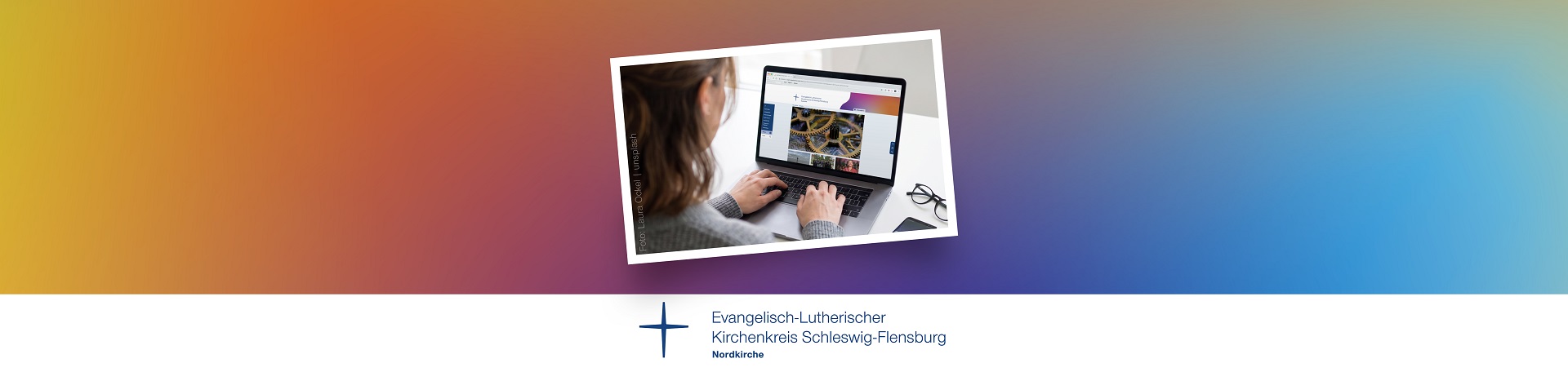Hintergrund in Regenbogenfarben hinterlgt. In er mitt ein bild mit einer Person, die an einem Laptop arbeitet Auf dem Laptop sind Zahnräder zu erkennen, die in einander Greifen. Teamwork